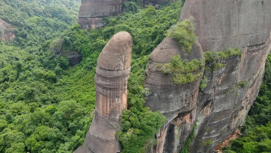 △阳元石，阴阳两石隔江相望。/youtube