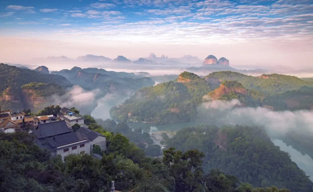△流云环绕的丹霞山宛若仙境。/摄影师@刘加青