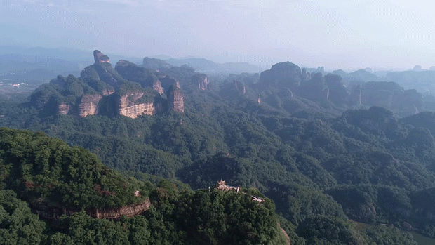 △丹霞山坐落于韶关仁化。