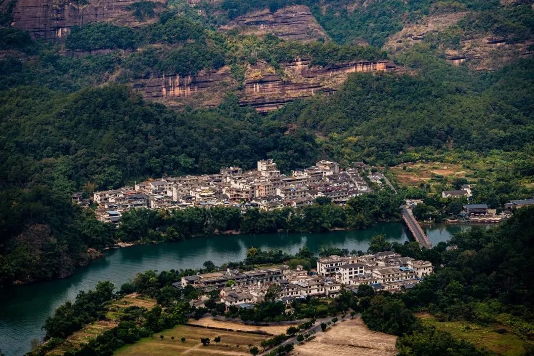 △山下的民居。/视觉中国